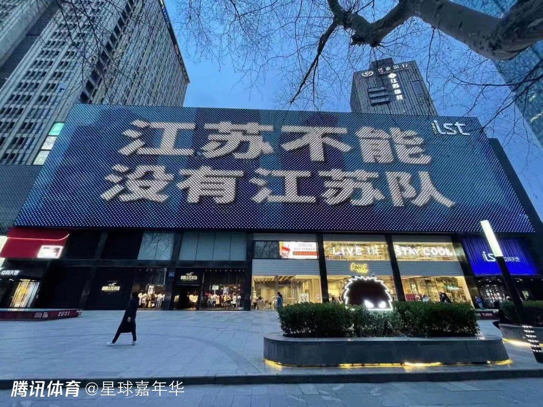 中国电影家协会分党组书记、驻会副主席张宏中国电影家协会分党组书记、驻会副主席张宏看完影片之后，激动地称赞郭帆导演，;一个学法律的导演是个梦想家